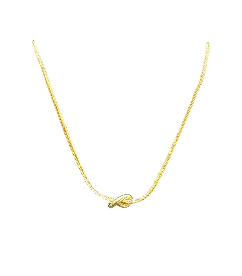 Collana dorata con nodo dell'amore